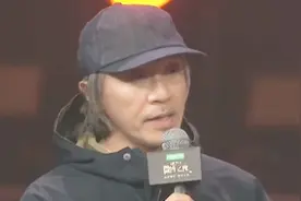 周星驰一上台全场欢呼，王思聪特意跑到前排，冯小刚表情很不乐意视频封面