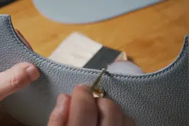 手工达人教你如何纯手工制作女士手拿包，看制作过程都是一种享受视频封面