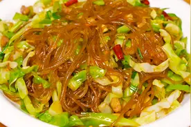 原来包菜炒粉条要这样做，难怪以前炒粉条老粘锅，技巧全在这里视频封面