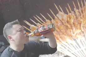 青岛/黄岛港头陈大集上的鸡肉串 辣的不像话 大窑汽水亮了！