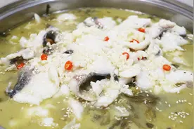 大厨教你酸菜鱼的正宗做法，鱼肉嫩滑，汤汁浓白，3斤鱼肉不够吃