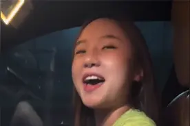 美女因唱歌跑调走红，意外涨粉六百万，网友：就喜欢这自信的表情