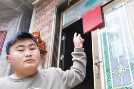 农村苗族族村寨，每家每户门头总有一块红布，这到底是干什么用？