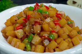 土豆切成丁，加点肉末炒一炒，太香了，做出来比红烧肉还受欢迎
