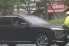 江苏南通：驾车冲顶交警十余米 司机犯袭警罪获刑一年视频封面