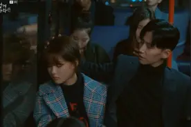 心上人靠窗摇摇晃晃睡着，小哥哥轻轻一个动作就拉近了距离，会撩