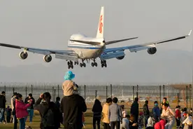 北京首都机场最佳观机点，西湖园各种大型飞机迎头顶而过太震撼视频封面