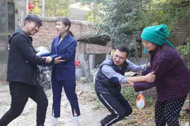 短剧：一场大雨让两个孩子身份互换，20年后再遇俩人身份天差地别视频封面
