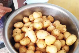 农村阿姨腌小土豆，洗净的土豆放到坛里腌着，做好比吃肉还过瘾！视频封面