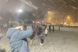 北京多地飘雪啦！雪花漫天飞舞，引市民驻足拍照视频封面
