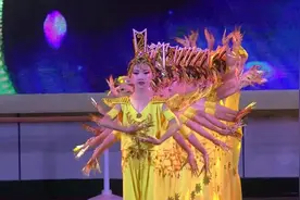 儿童版的《千手观音》难度也挺大，孩子们跳的非常认真~鼓励
