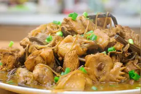 正宗的小鸡炖蘑菇，厨师长的做法，有汤有肉，还可以泡饭