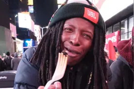 老外第一次吃螺狮粉！表情亮了！美国人还挺喜欢吃，街拍搞笑视频视频封面