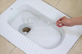 卫生间堵住了，只用一个塑料瓶就能快速疏通，不用花钱找人修