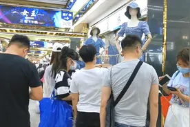 广州有名的服装批发市场开始清货了，100元能买5件，款超多又便宜