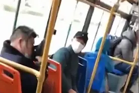 奇葩男公交车上强脱老人鞋猛吸，闻完后淡定归还，乘客目瞪口呆视频封面