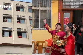 新人结婚“偶遇”下课学生隔墙送祝福：这种祝福是花钱都买不来视频封面