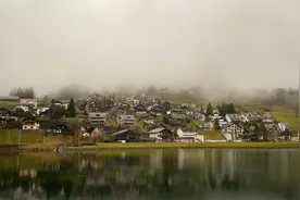 下雨天在瑞士英格堡小镇散步,十步一景,一尘不染的天使之乡视频封面