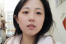 弟弟被疫情封在洗浴中心回不来，姐姐帮他收拾屋子，结果被锁门外视频封面