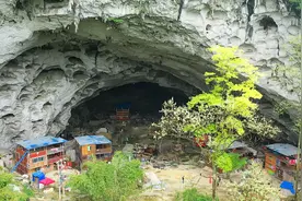贵州一山洞里住着18户人家，农村姑娘去里面住了一晚，看晚上吃啥视频封面