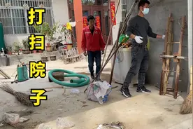 农村小院东西多，今天父子俩动手整理一下，打扫完看着干净多了