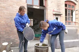 15万买的破四合院，农村姐俩整理第五天，垃圾满天飞古董真不少视频封面