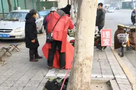 街头理发只需要5块钱，老板的生意络绎不绝，一天要理一百号人视频封面