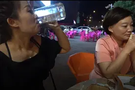 小菲做第一次约“男粉丝”吃夜宵，心情紧张激动，结果喝醉了？视频封面