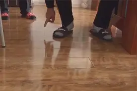 青岛尚乐城小区一民房走路震动还带回声，总包方称是地板问题？视频封面