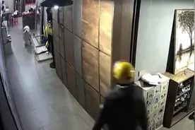 外卖小哥误入业主家被狗追赶 网友：这家里怎么还有走廊视频封面