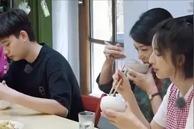 明星吃东北酸菜场面：刘宇宁吃酸菜白肉炖血肠，金星：太正宗了视频封面