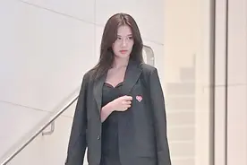 黑色紧身裙搭配黑色西服外套，裸色尖头细跟鞋，10厘米的高度视频封面