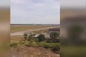 越南最强战斗机苏-30上演超低空飞行，离地仅有数米高！视频封面