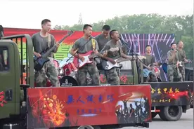 军哥哥组“铁拳乐队”  原创歌曲让训练场响彻战斗摇滚！视频封面