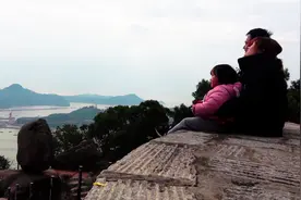 一家四口露营山顶看海上日常，虽然没看到最美日出，但风景也很美视频封面
