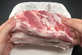 猪肉万万不可用清水洗，肉师傅教我一妙招，脏东西血水全部跑出来