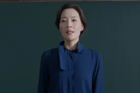 高三学生要高考，老师上完最后一堂课，向学生一鞠躬感动全场视频封面