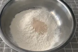2斤面粉10克酵母用手拌一拌，不蒸包子不烙饼，筋道松软特别香。