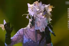综艺：周深女装蒙面挑战闽南语《身骑白马》，这可真不好猜！
