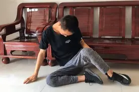 妹妹借路费打工，哥哥羞辱，嫂子偷给两千，5年后妹妹回家精彩了视频封面