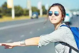 川藏线上漂亮穷游女好搭车 司机：都是套路 后悔让她们搭车视频封面