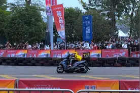 压弯出道！外卖小哥摩博会精彩压弯走红，坦言因为热爱选择送外卖视频封面