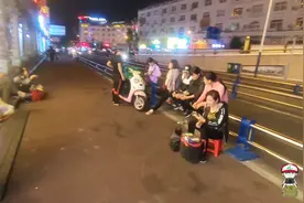 实拍广西东兴口岸，路边坐着一群越南女孩，她们是做什么的呢？视频封面