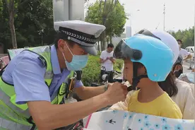 山东菏泽：今天你戴头盔了吗？交警叔叔提醒你一人一盔安全出行视频封面