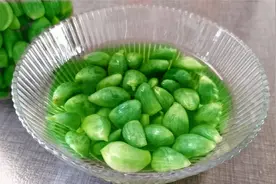 腌腊八蒜时，只放醋就错了，教你一招，6小时就能变绿，味道纯正视频封面