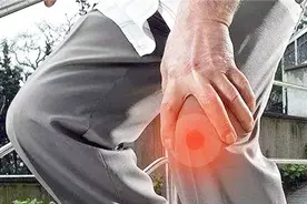 膝关节弯曲痛是怎么回事？是韧带拉伤还是有积水？