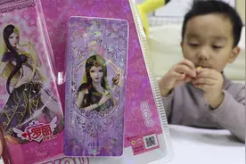 叶罗丽仙境收藏卡玩具：商超版月影包到货，一起来看LR卡白光莹视频封面