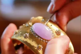 世界顶级黄金饰品工作室是如何用古法将金银变成一件件艺术品的视频封面