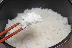蒸米饭千万别只放水！教你用了几十年的秘方，米饭香甜又饱满！视频封面