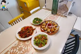 深圳小学生的午餐，荤素搭配，子姜烧鸭，酥炸茄卷孩子超爱吃！视频封面